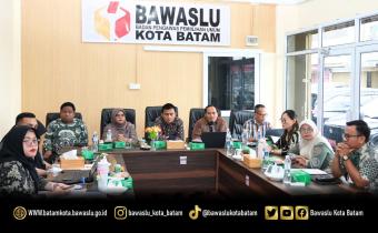 Bawaslu Kota Batam melaksanakan kegiatan Fasilitasi Pengelolaan Layanan Hukum dengan tema “Peningkatan Akses Layanan Informasi Hukum Kepemiluan melalui JDIH Bawaslu”, Kamis (21/5/2026), di ruang rapat kantor Bawaslu Kota Batam.