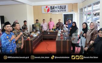Bawaslu Kota Batam menggelar kegiatan Pengelolaan dan Pelayanan Informasi Publik dengan tema "Optimalisasi Sistem Layanan Informasi Publik" pada Kamis, (18/06/2026)