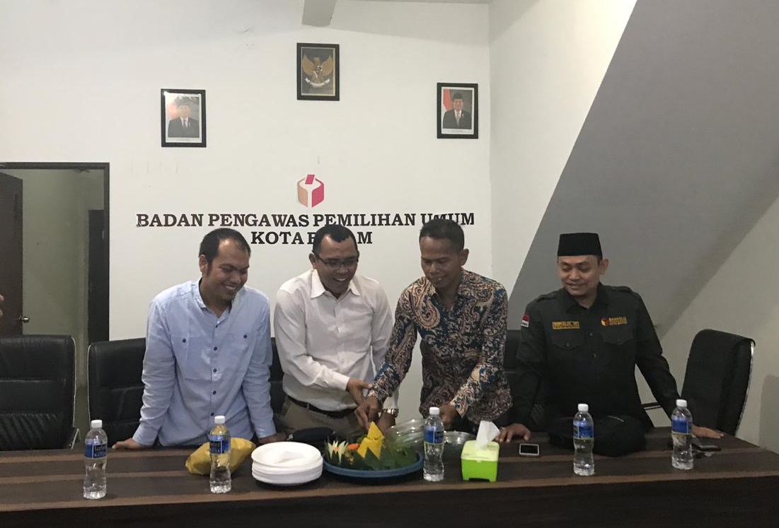 Peringati Hari Jadi, Bawaslu Kota Batam Potong Tumpeng