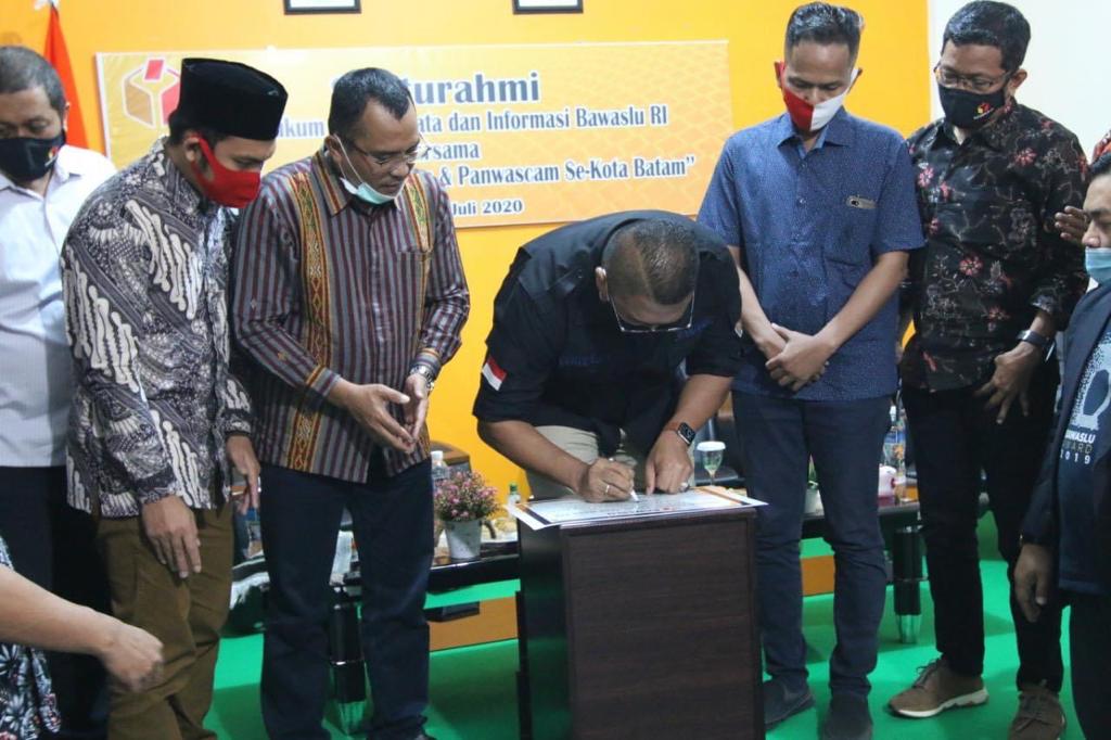 SILAHTURAHMI KOORDINATOR DIVISI HUKUM, HUMAS DAN DATIN BAWASLU REPUBLIK INDONESIA BERSAMA JAJARAN BAWASLU KOTA BATAM DAN PANWASCAM SE-KOTA BATAM