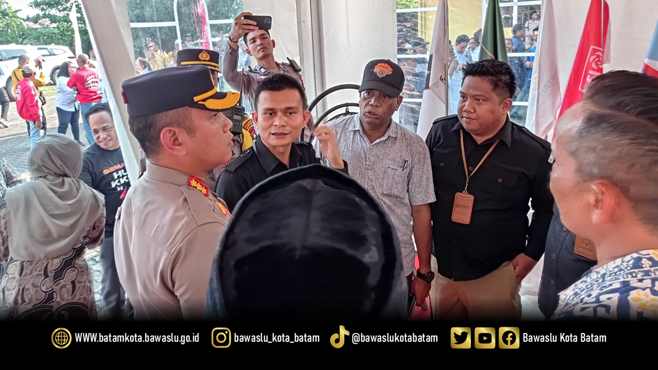 Ketua Bawaslu Kota Batam saat melakukan wawancara setelah pendaftaran Bapaslon