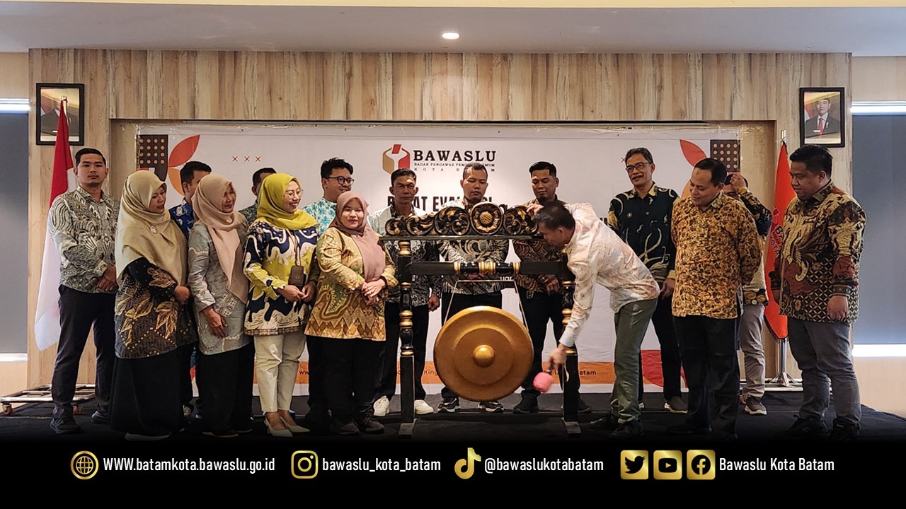Pemukulan Gong Secara Simbolis Oleh Ketua Bawaslu Kota Batam