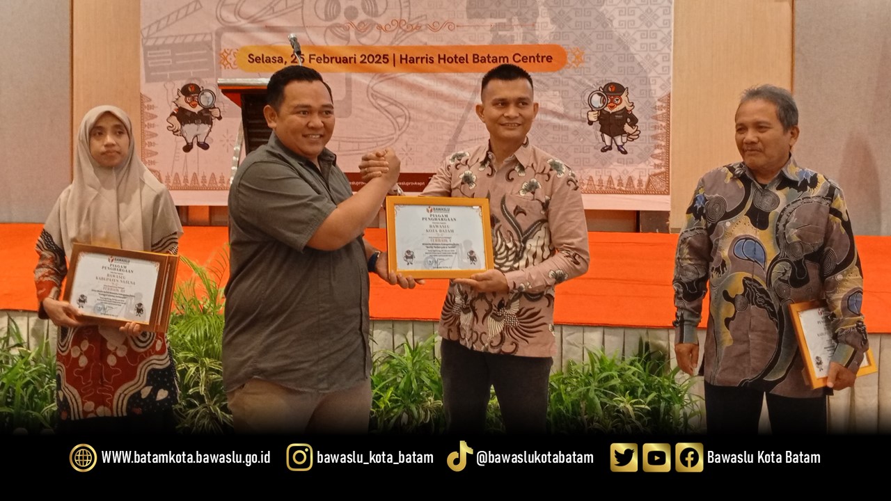 Ketua Bawaslu Kota Batam Saat Menerima Penghargaan Dari Ketua Bawaslu Kepulauan Riau