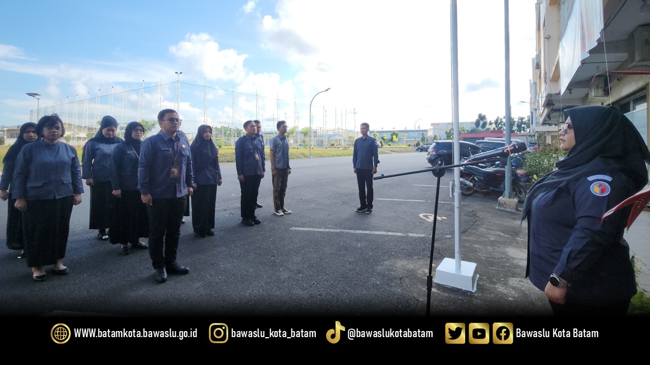 Anggota Bawaslu Kota Batam Ully YUshariyen Damanik Saat Menjadi Pembina Apel