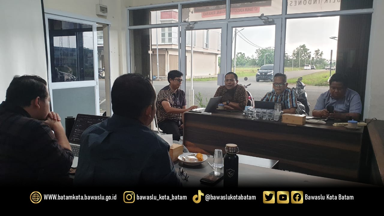 Anggota Bawaslu Kota Batam saat menerima kunjungan kerja Bawaslu RI