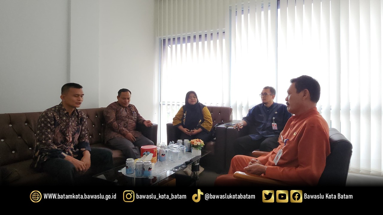 Ketua dan anggota Bawaslu Kota Batam saat berkunjung ke Kantor Cabang Dinas Pendidikan Provinsi Kepulauan Riau