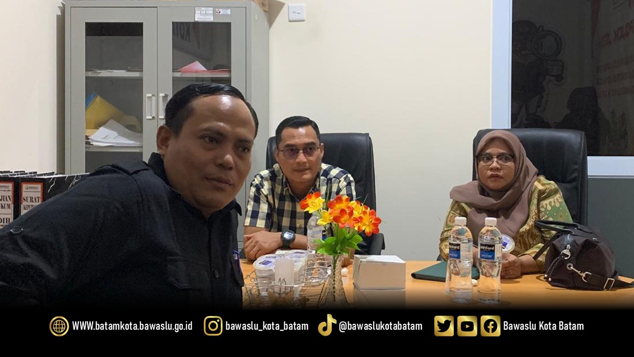 Anggota Bawaslu Kota Batam, Jazuli dan Ully Yushariyen Damanik saat menerima kunjungan anggota Bawaslu Kepri, Febriadinata