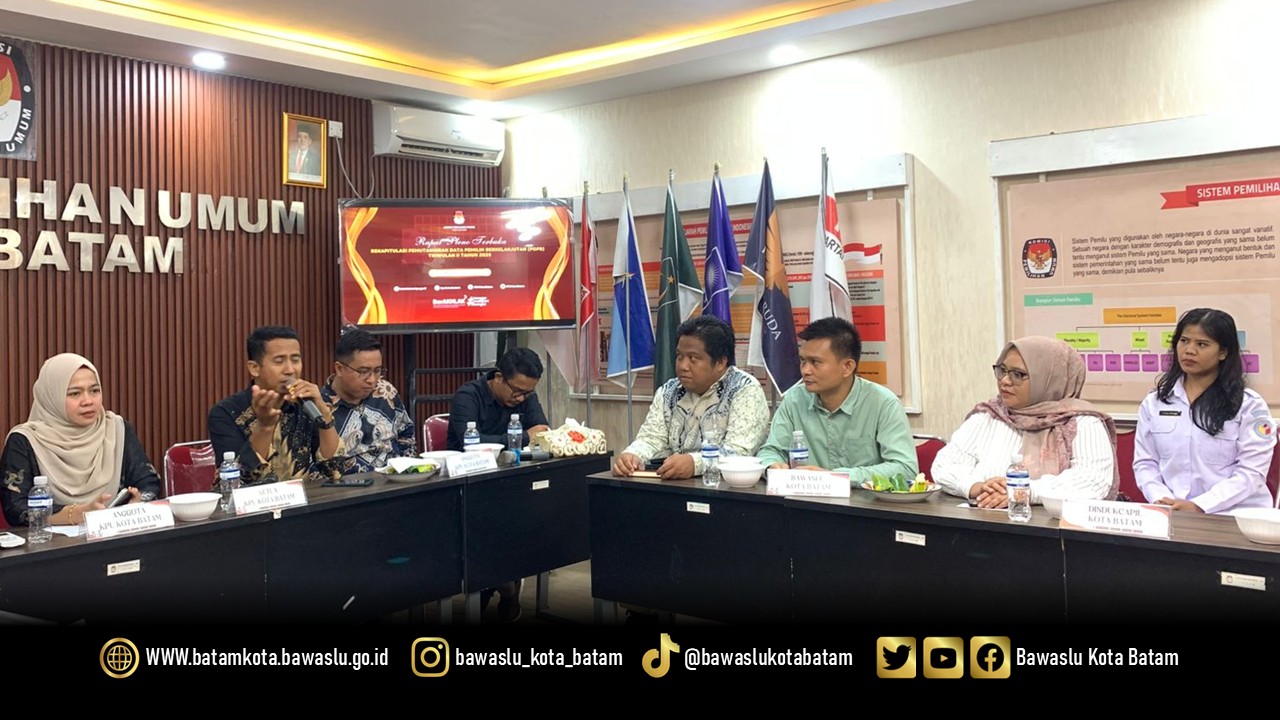 Ketua dan anggota Bawaslu Kota Batam saat melakukan pengawasan Rapat Pleno Penetapan PDPB