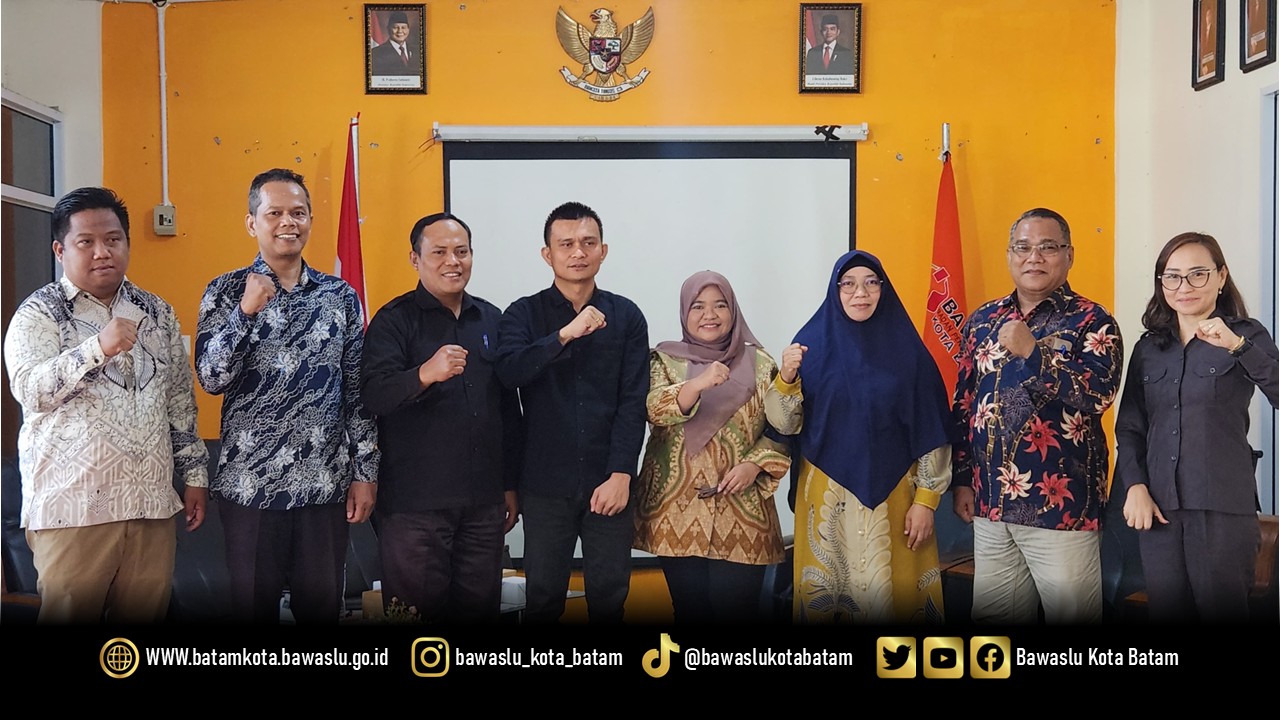 Foto bersama Ketua dan anggota Bawaslu Kota Batam, Kepala Sekretariat dan narasumber 