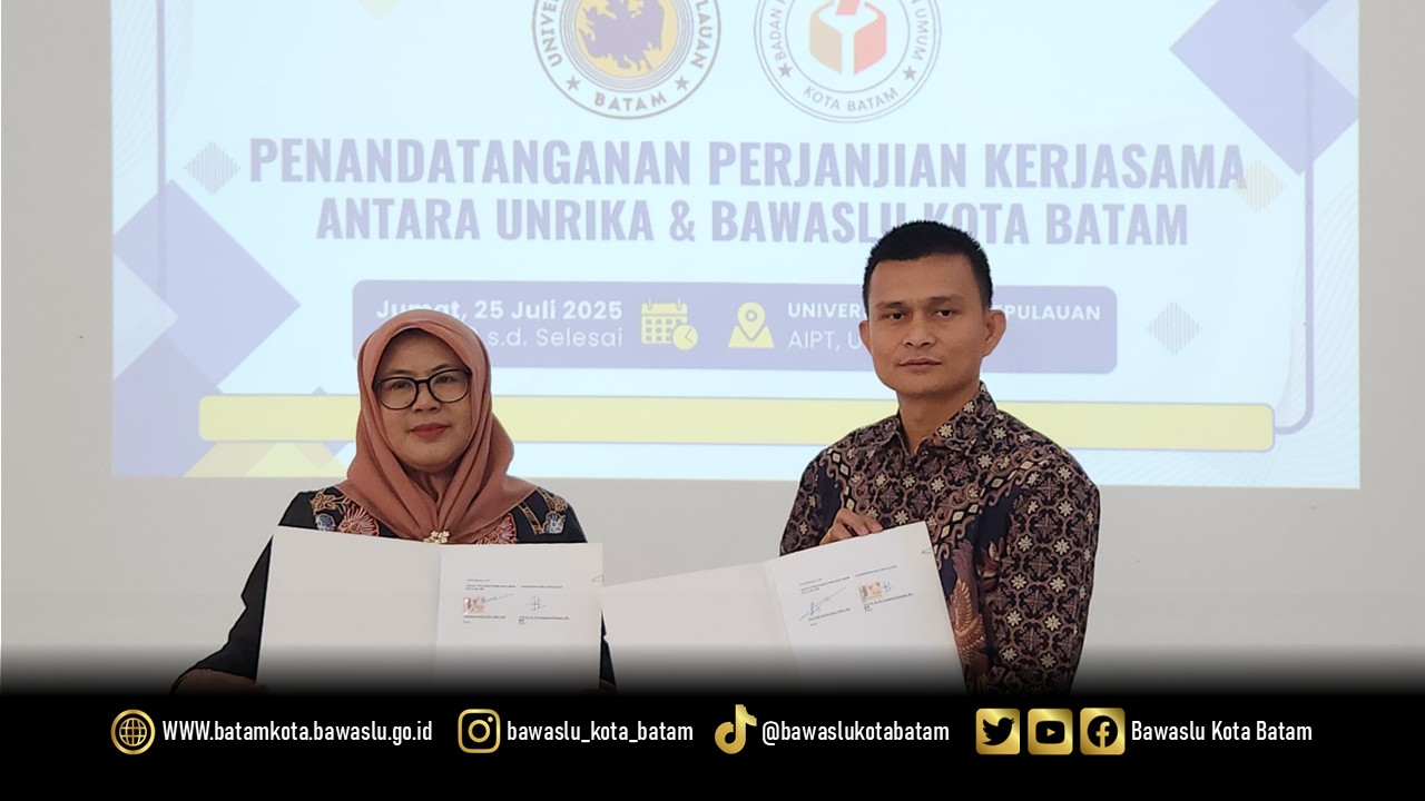 Antonius Itoloha Gaho (Ketua Bawaslu Kota Batam) dan Sri Langgeng Ratnasari (Rektor Universitas Riau Kepulauan) saat penandatanganan Perjanjian Kerjasama