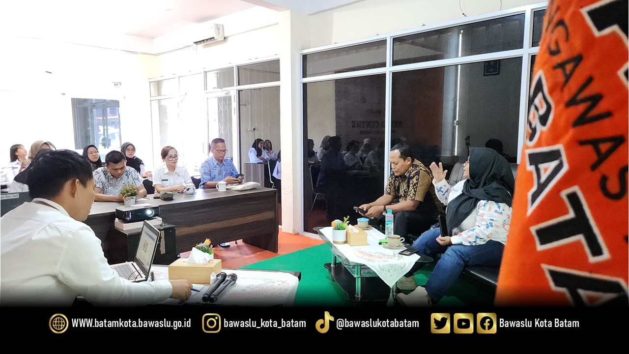 Pelaksanaan diskusi mingguan Bawslu Kota Batam