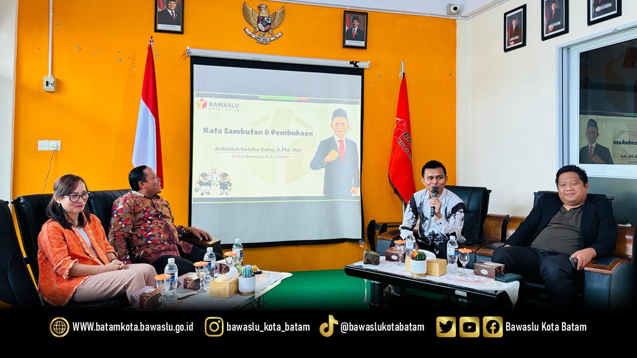Ketua Bawaslu Kota Batam, Antonius Itoloha Gaho saat membuka kegiatan Kajian Hukum Bawaslu Kota Batam