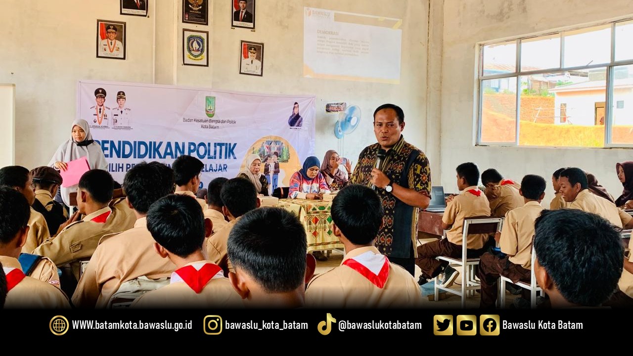 Koordinator Divisi Hukum dan Penyelesaian Sengketa Bawaslu Kota Batam, Jazuli saat menjadi narasumber di SMK N 10 Batam