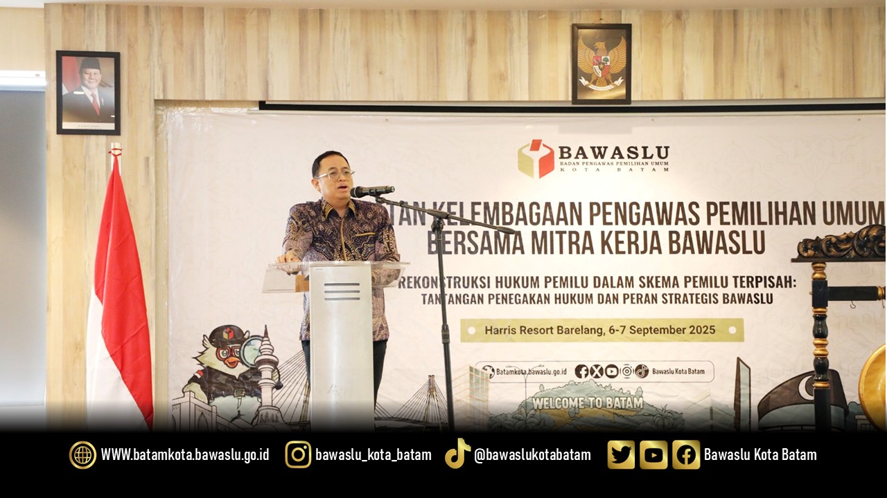 Puadi (Anggota Bawaslu) saat memberikan sambutan pada kegiatan penguatan kelembagaan pengawas pemilu