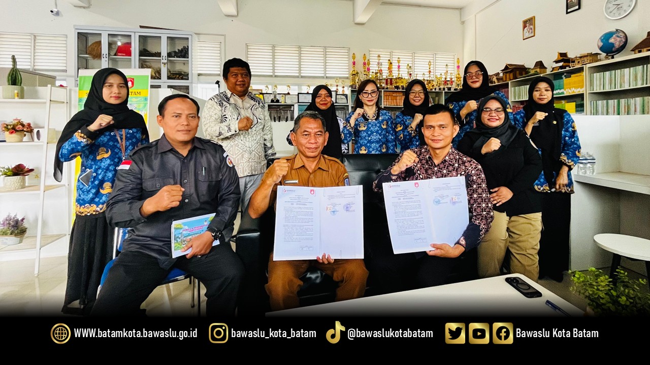 Ketua Bawaslu Kota Batam Antonius Itoloha Gaho dan Kepala Sekolah SMA Negeri 26 Batam Midiyanto, menandatangani naskah kerjasama