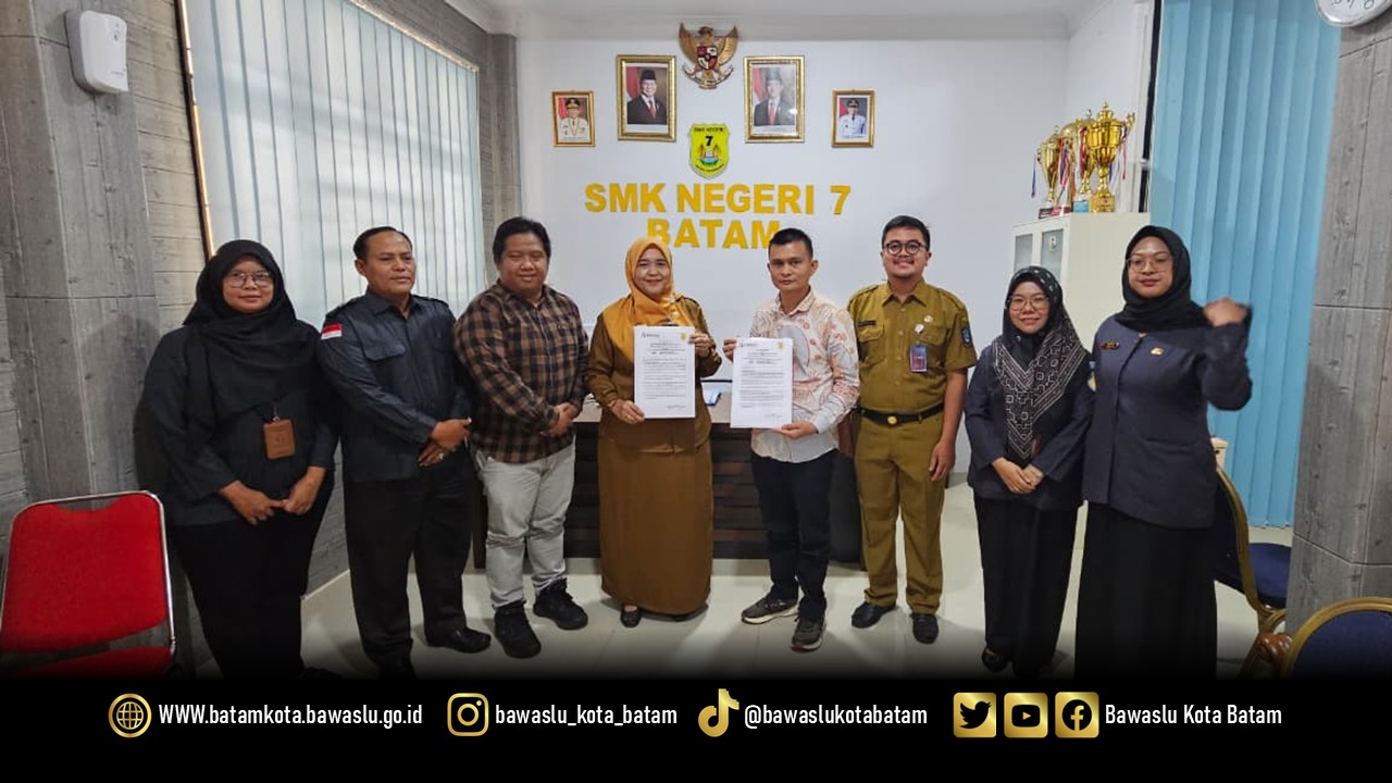 Foto bersama sesaat setelah penandatanganan MoU oleh Ketua Bawaslu Kota Batam dan Kepala Sekolah SMK Negeri 7 Batam
