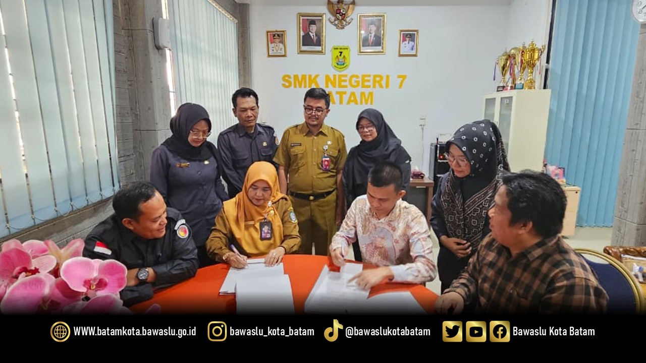 Ketua Bawaslu Kota Batam dan Kepala Sekolah SMK Negeri 7 Batam, saat melaksanakan penandatanganan MoU