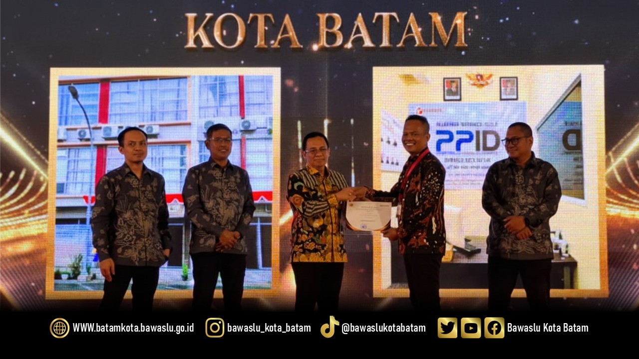 Syailendra Reza saat menerima penghargaan keterbukaan informasi publik dari Anggota Bawaslu RI, Puadi.