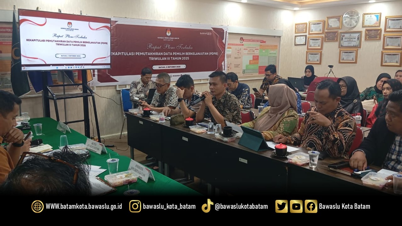 Ketua dan anggota Bawaslu Kota Batam saat melakukan pengawasan Penetapan PDPB TW III