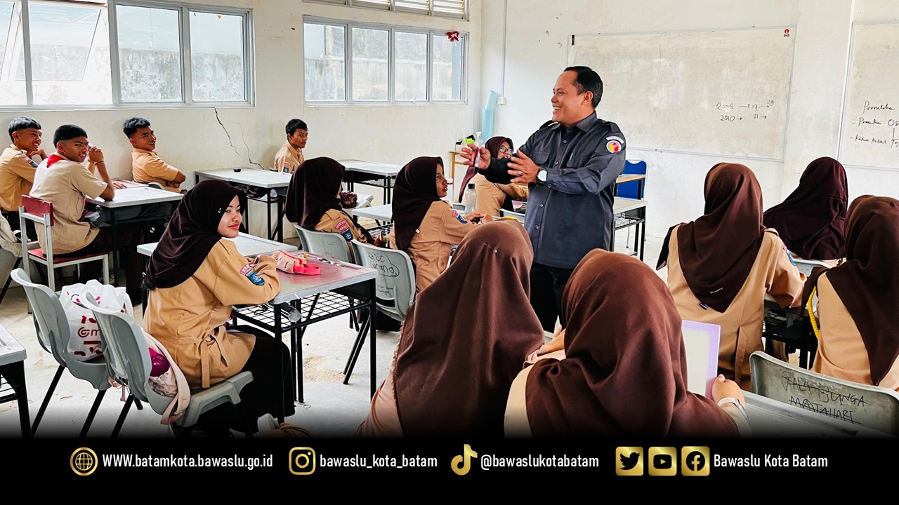 Koordinator divisi Hukum dan Penyelesaian Sengketa, Jazuli, saat melaksanakan sosialisasi di Kelas 11, SMAN 26 Kota Batam