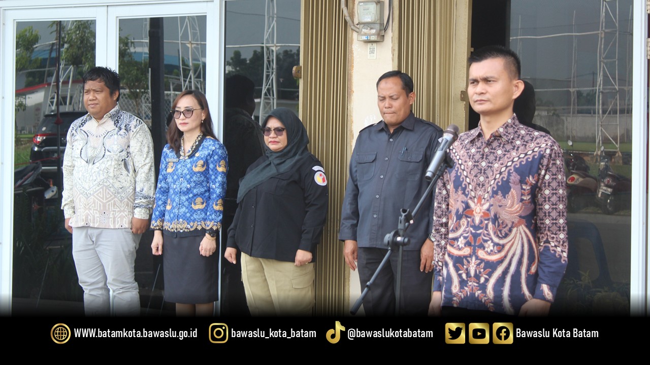 Ketua Bawaslu Kota Batam menyampaikan amanat pada upacara peringatan sumpah pemuda 