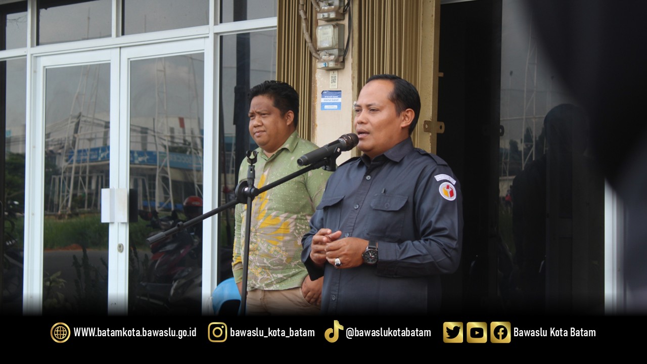 Jazuli, Kordiv Hukum dan Sengketa Bawaslu Kota Batam, memberikan arahan terkait etika kerja dan peningkatan kinerja jajaran dalam Apel Pagi (17/11/2025).