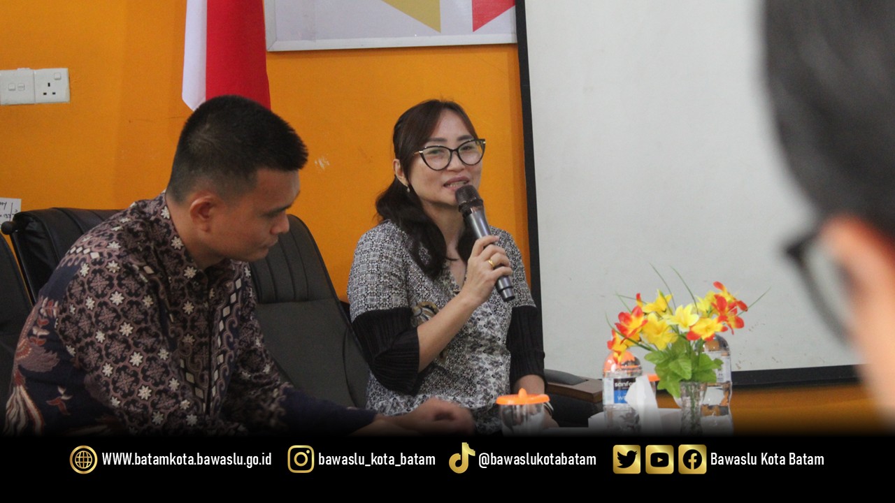 Kepala Sekretariat Bawaslu Kota Batam, Esther Irianti Lombogia, menutup kegiatan Monitoring, Evaluasi, dan Pelaporan Program Bawaslu Kota Batam di ruang sidang Bawaslu Kota Batam, Kamis (20/11/2025).