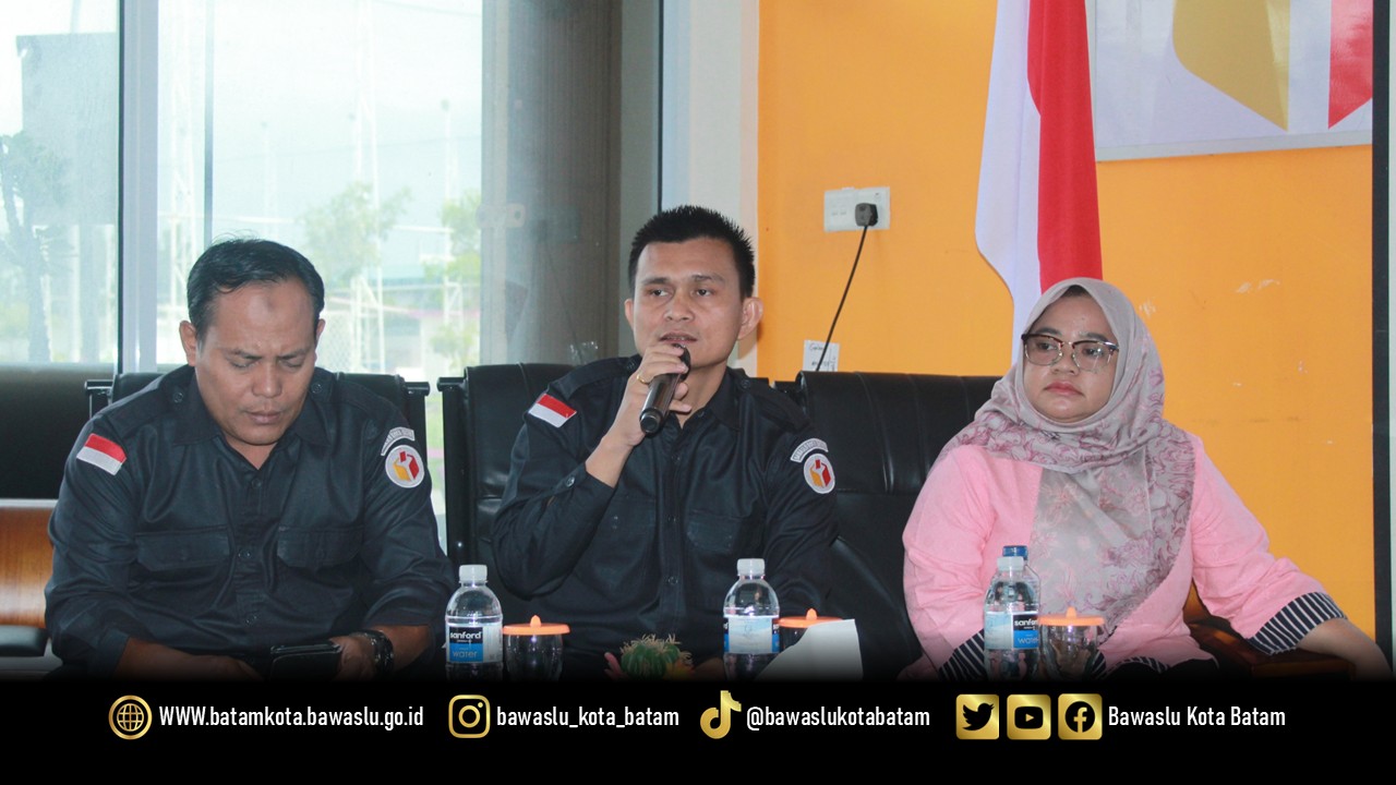 Ketua Bawaslu Kota Batam Antonius Itoloha Gaho (tengah) saat membuka kegiatan Bimtek Ketatausahaan dan Pengelolaan Kearsipan Bawaslu Kota Batam