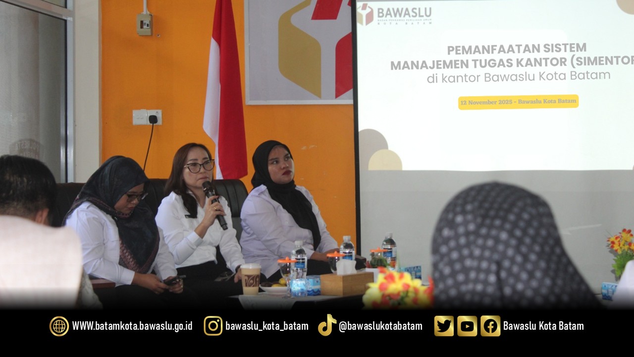 Kepala Sekretariat Bawaslu Kota Batam, Esther Irianti Lombogia saat memaparkan Pemanfaatan Sistem Manajemen Tugas Kantor (SIMENTOR) 
