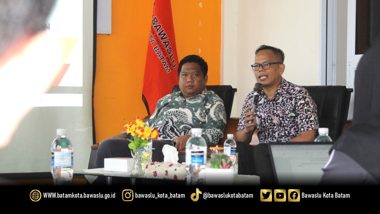 Koordinator Divisi Penanganan Pelanggaran, Data, dan Informasi Bawaslu Kota Batam, Dr. Syailendra Reza IR, saat menyampaikan sambutan pembukaan pada kegiatan Evaluasi Pengawasan Bawaslu Kota Batam, Selasa (18/11/2025)