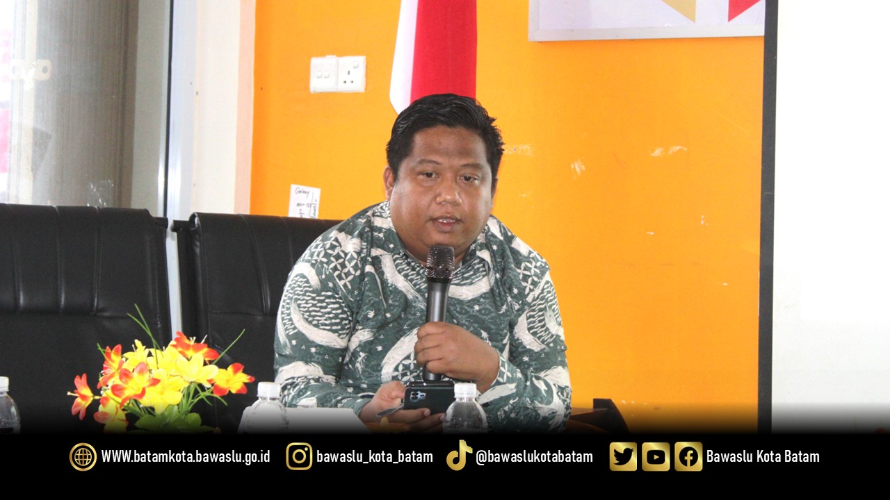 Koordinator Divisi Pencegahan, Partisipasi Masyarakat dan Humas Bawaslu Kota Batam, Zainal Abidin saat memaparkan materi (18/11/2025)