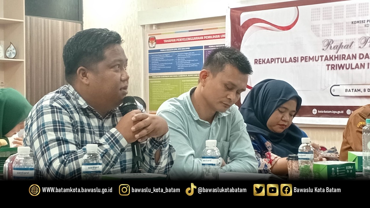 Koordinator Divisi Pencegahan, Parmas, dan Humas Bawaslu Kota Batam Zainal Abidin saat menyampaikan pandangan pada Pleno Terbuka Rekapitulasi PDPB Triwulan IV Tahun 2025 di Kantor KPU Kota Batam.