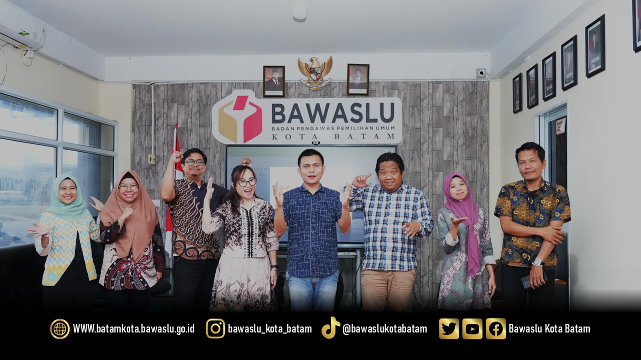 Antonius (ketua) dan Zainal (anggota) Bawaslu Kota Batam bersama Esther (Kepala Sekretariat) serta Tim Pencegahan, Partisipasi Masyarakat, dan Humas Bawaslu Kota Batam berfoto bersama usai pengumuman Anugerah Kehumasan Bawaslu Provinsi Kepulauan Riau Tahun 2025.
