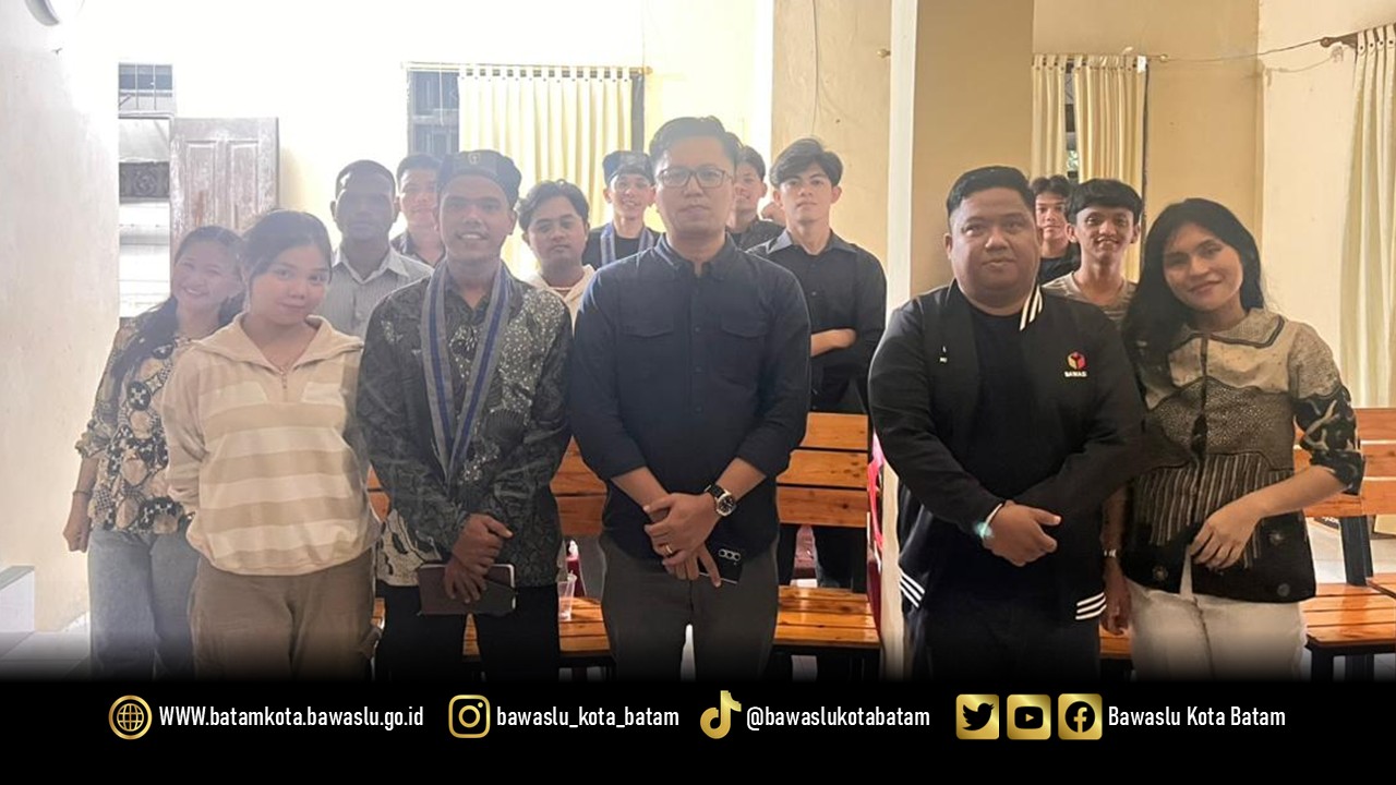 Koordinator Divisi Pencegahan, Parmas dan Humas Bawaslu Kota Batam, Zainal Abidin, berfoto bersama pengurus BPC GMKI Kota Batam usai kegiatan diskusi bertema “Rencana Revisi UU Pilkada: Merebut Kedaulatan Rakyat dan Hilangnya Pengawalan Demokrasi” di SC GMKI Batam, Jumat (17/1/2026).