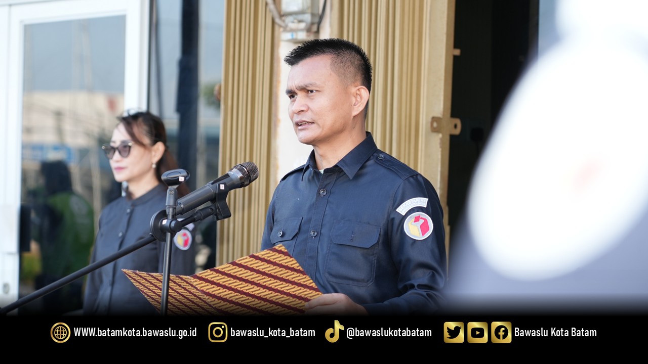 Ketua Bawaslu Kota Batam Antonius Itoloha Gaho menyampaikan arahan pada apel pagi, Senin (26/1/2026), menegaskan bahwa pengawasan dimulai dari sikap dan kerja sehari-hari.