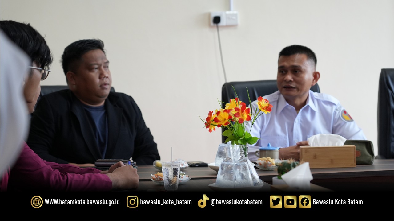 Ketua Bawaslu Kota Batam, Antonius Itoloha Gaho, menyampaikan pesan kepada Pengurus Cabang Ikatan Mahasiswa Muhammadiyah (PC IMM) Kota Batam saat menerima kunjungan silaturahmi di Kantor Bawaslu Kota Batam, Rabu (21/1/2026)