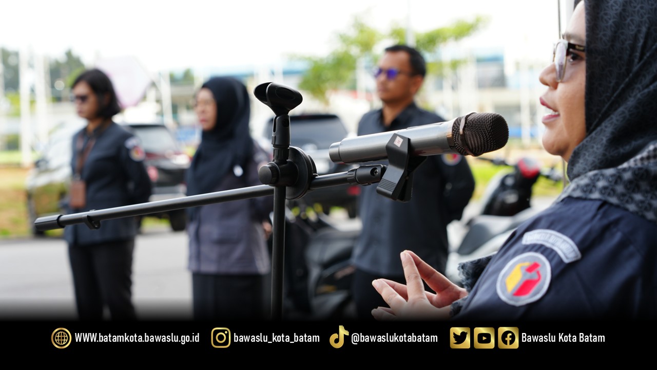 Koordinator Divisi SDM, Organisasi dan Diklat Bawaslu Kota Batam, Ully Yushariyen Damanik, menyampaikan arahan saat menjadi Pembina Apel Pagi di Kantor Bawaslu Kota Batam, Senin (19/1/2026).
