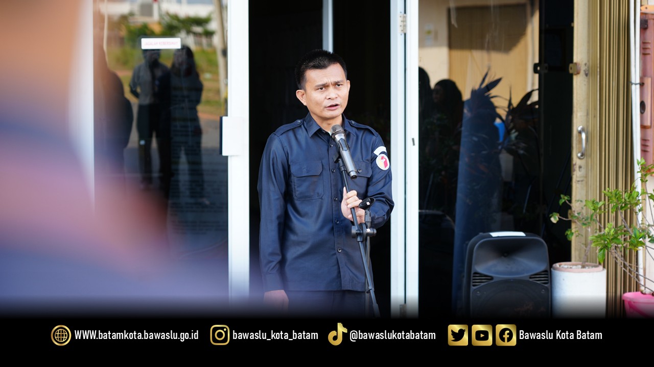 Ketua Bawaslu Kota Batam, Antonius Itoloha Gaho, menyampaikan arahan saat menjadi pembina apel pagi di Kantor Bawaslu Kota Batam, Senin (12/01/2025), menekankan pentingnya profesionalisme, kedisiplinan, dan tanggung jawab jajaran dalam menghadapi dinamika kerja tahun 2026.