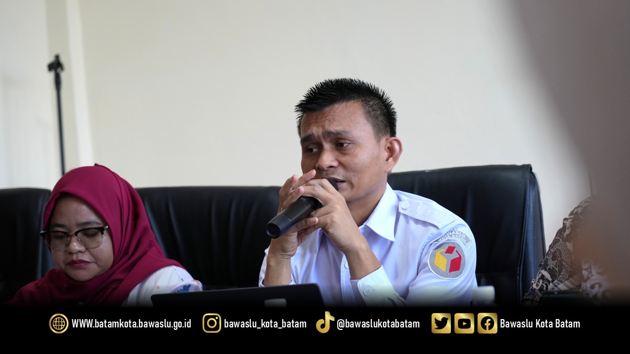 Ketua Bawaslu Kota Batam, Antonius Itoloha Gaho, menyampaikan arahan dalam kegiatan Diskusi Asyik Bareng Bawaslu (Diserbu) Seri 3 dengan tema “Kebijakan Pengelolaan Persuratan dan Arsip di Lingkungan Bawaslu”, Rabu (11/2/2026), di Kantor Bawaslu Kota Batam.