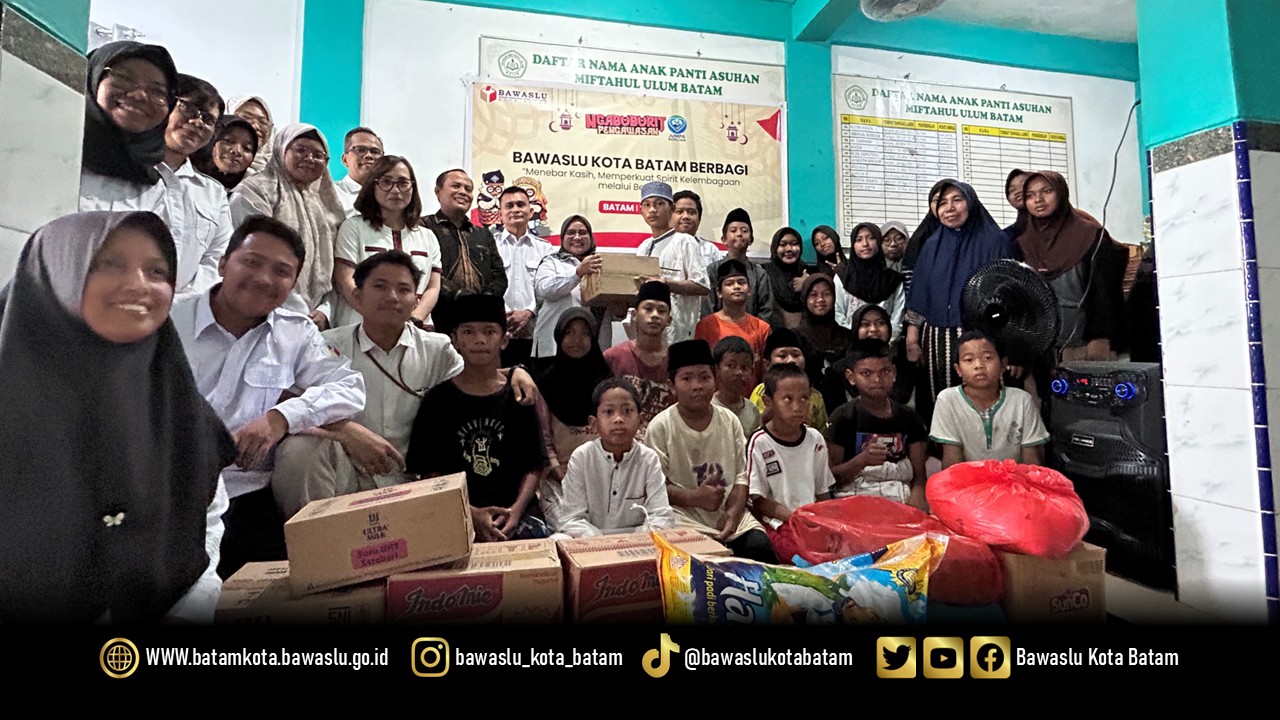 Ketua dan Anggota Bawaslu Kota Batam bersama Kepala Sekretariat dan jajaran menyerahkan bantuan sembako kepada Panti Asuhan Miftahul Ulum, Perumahan Bida Asri 1, Kelurahan Baloi Permai, Kecamatan Batam Kota, Rabu (25/2/2026).