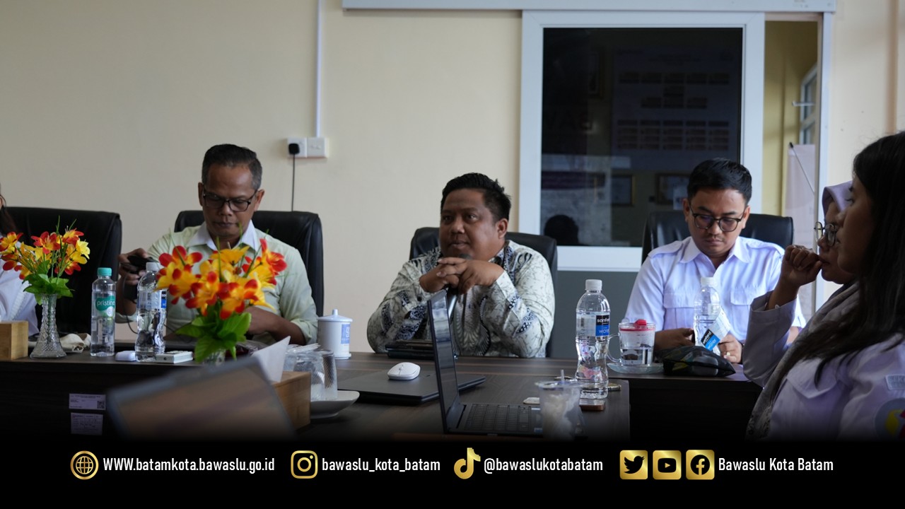 Ketua dan Anggota Bawaslu Kota Batam bersama Kepala Sekretariat dan jajaran sekretariat saat mengikuti Diskusi Asyik Bareng Bawaslu Seri #2 yang membahas peran DKPP sebagai penjaga etika penyelenggara pemilu.