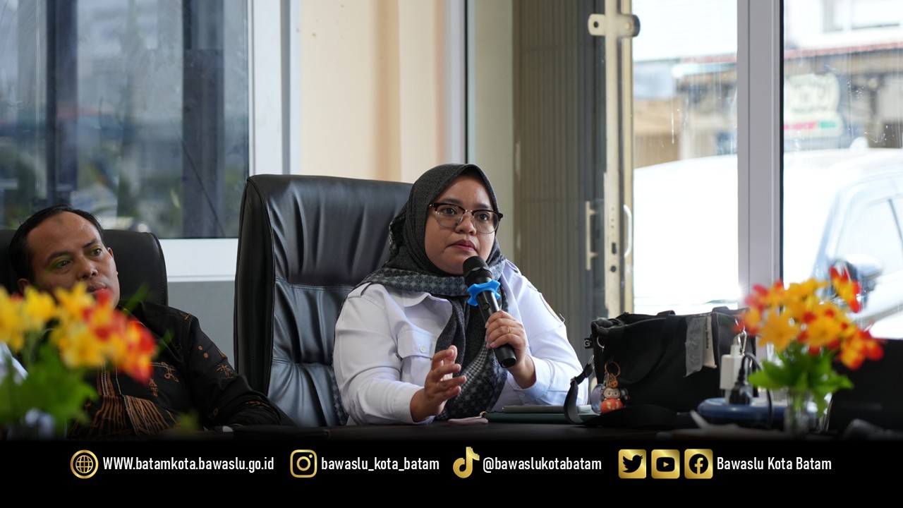 Koordinator Divisi SDM, Organisasi dan Diklat, Ully Yushariyen Damanik, menyampaikan tanggapan atas materi pengawasan logistik yang dipantik Septiadi, dalam DISERBU Seri Ke-5 di Kantor Bawaslu Kota Batam.