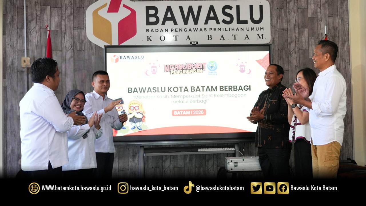 Ketua dan Anggota Bawaslu Kota Batam bersama Kepala Sekretariat secara resmi membuka Launching Kick Off Ngabuburit Pengawasan Tahun 2026 di Kantor Bawaslu Kota Batam, Kamis (25/2/2026).