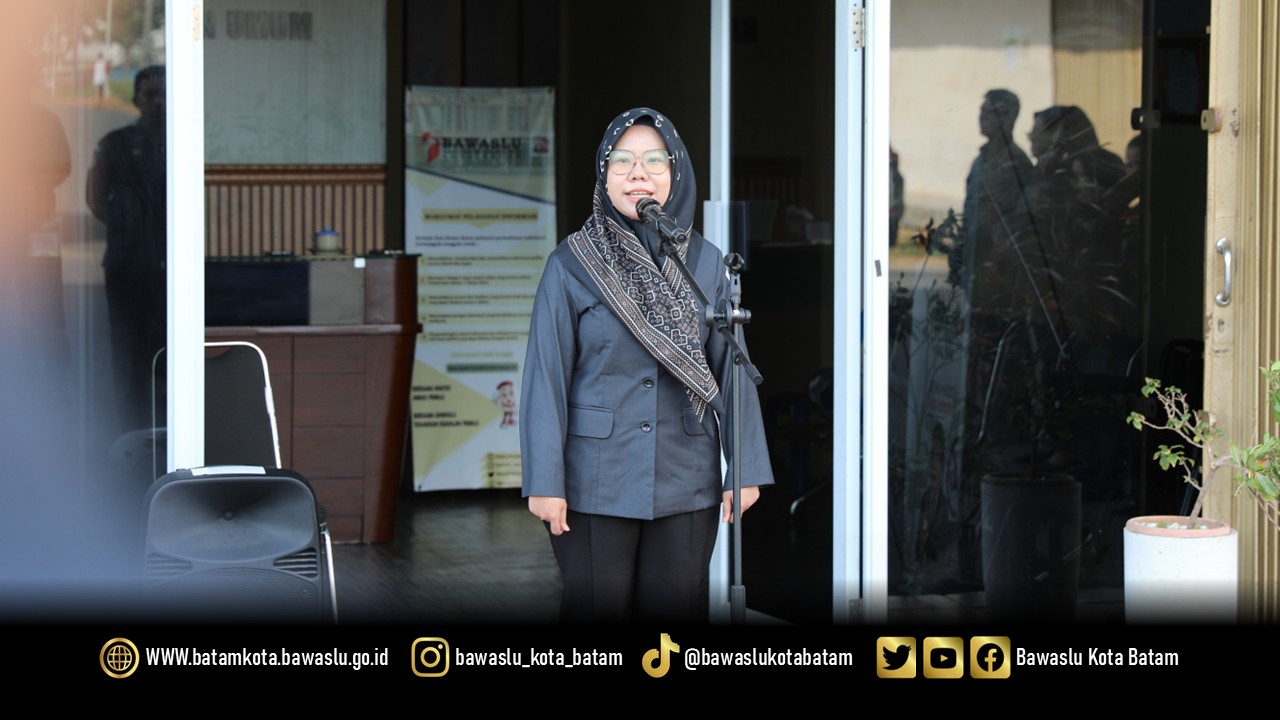 Plt. Kasubbag Pencegahan, Parmas, Humas, dan Datin Bawaslu Kota Batam, Rika Purnama Lubis, menyampaikan arahan saat menjadi pembina apel pagi di Kantor Bawaslu Kota Batam, Senin (9/2/2026).
