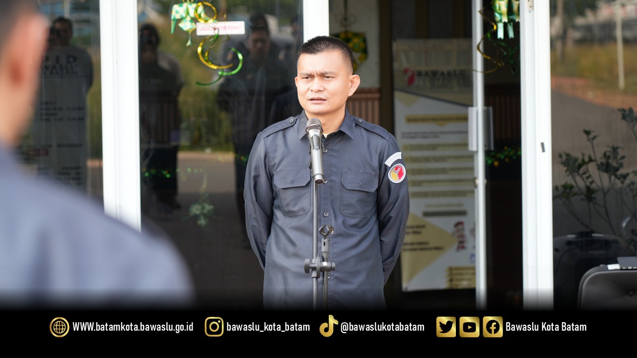 Ketua Bawaslu Kota Batam, Antonius Itoloha Gaho, memimpin apel perdana pasca libur Idulfitri 1447 H di Kantor Bawaslu Kota Batam, Senin (30/3/2026). Apel diikuti jajaran sekretariat sebagai momentum memperkuat semangat kebersamaan, kedisiplinan, serta konsolidasi pelaksanaan program pengawasan non-tahapan, termasuk Pemutakhiran Data Pemilih Berkelanjutan (PDPB) dan kegiatan divisi lainnya.