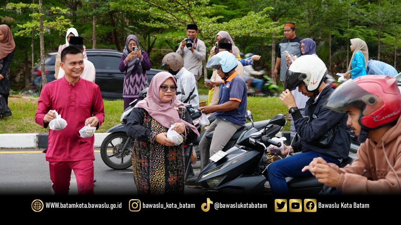 Ketua dan Koordinator Divisi SDM, Organisasi dan Diklat Bawaslu Kota Batam, Ully Yushariyen Damanik bersama jajaran membagikan takjil kepada pengendara di persimpangan lampu merah KDA, Batam Center, Jumat (6/3/2026).
