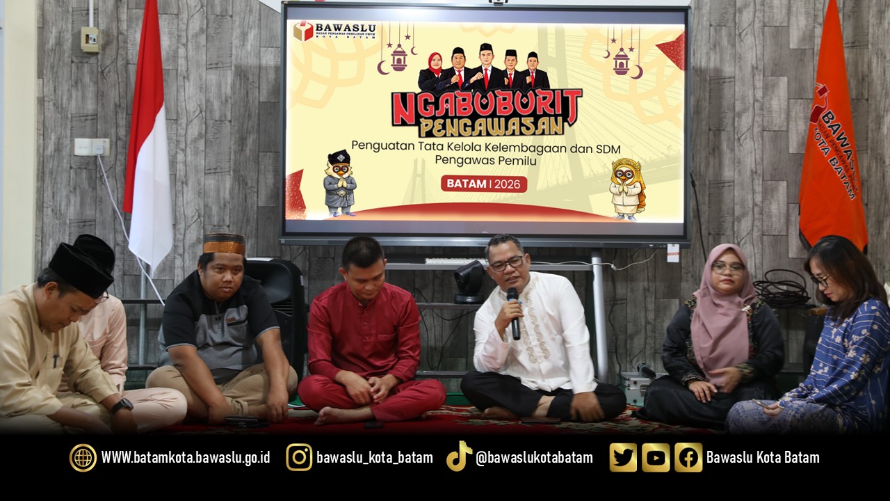 Ketua dan jajaran Bawaslu Kota Batam mengikuti kegiatan Ngabuburit Pengawasan Pemilu 2026 yang menghadirkan Anggota Bawaslu Provinsi Kepulauan Riau, Said Abdullah Dahlawi, sebagai narasumber di Kantor Bawaslu Kota Batam.
