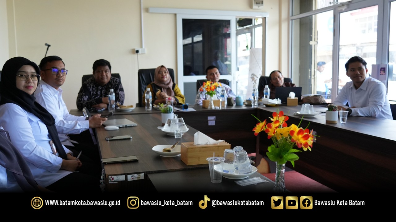 Bawaslu Kota Batam mengikuti kegiatan Halal Bihalal keluarga besar Badan Pengawas Pemilihan Umum Republik Indonesia dalam rangka HUT ke-18 Bawaslu RI secara daring melalui Zoom Meeting, Rabu (8/4/2026). Momentum pasca-Idulfitri 1447 H ini menjadi ruang mempererat silaturahmi sekaligus memperkuat soliditas kelembagaan pengawas Pemilu di seluruh Indonesia.