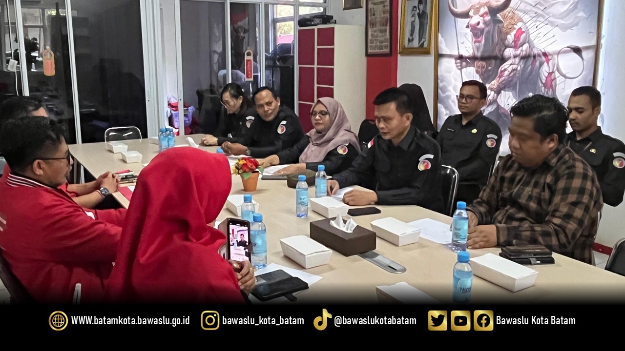 Ketua dan anggota Bawaslu Kota Batam saat mengunjungi DPC PDI Perjuangan Kota Batam dalam rangka silaturahmi dan koordinasi kepemiluan (20/04/2026). Bahas Pemutakhiran Data Partai Politik, Sosialisasi JDIH dan Data Pemilih Berkelanjutan.