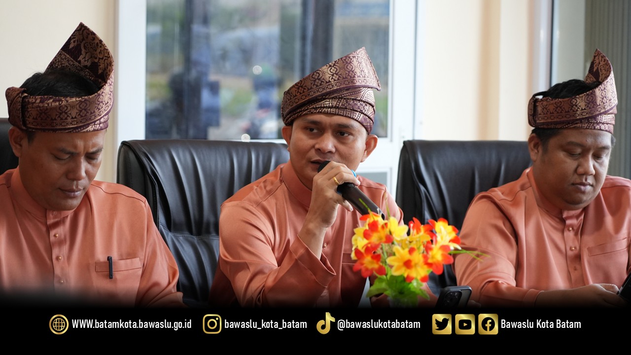 Ketua Bawaslu Kota Batam, Antonius Itoloha Gaho, menyampaikan sambutan pada kegiatan Pengelolaan Kehumasan, Peliputan, Dokumentasi, dan Informasi Publik di ruang rapat Bawaslu Kota Batam, Jumat (10/4/2026). 
